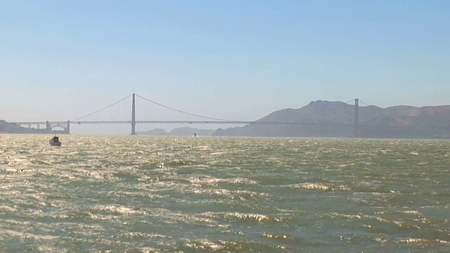 经过一个以金门大桥为背景的码头视频素材