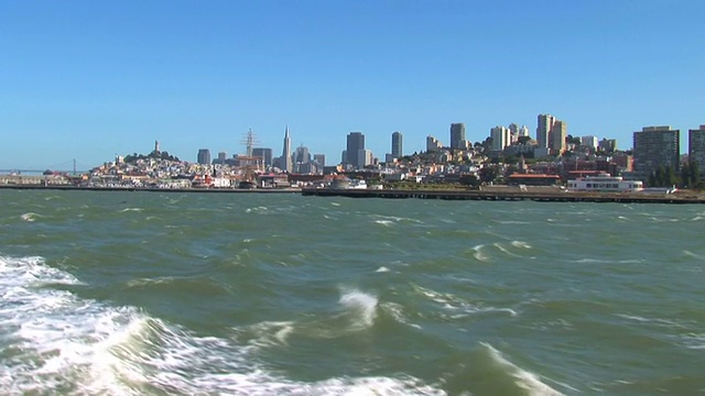 从水中看到旧金山的天际线视频素材