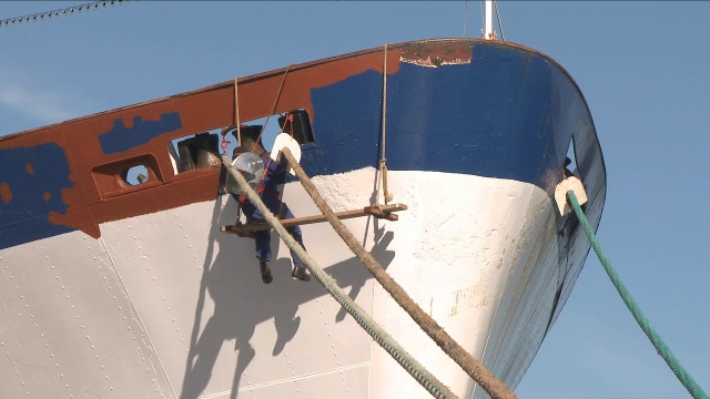 造船厂的工人正在修理船视频素材