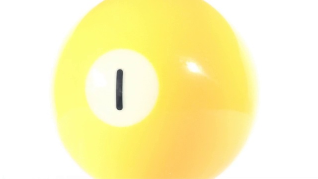 白色背景下黄色气球的特写镜头视频素材