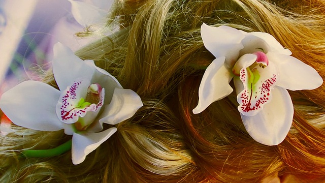 鲜花和兰花在新娘的头发视频下载