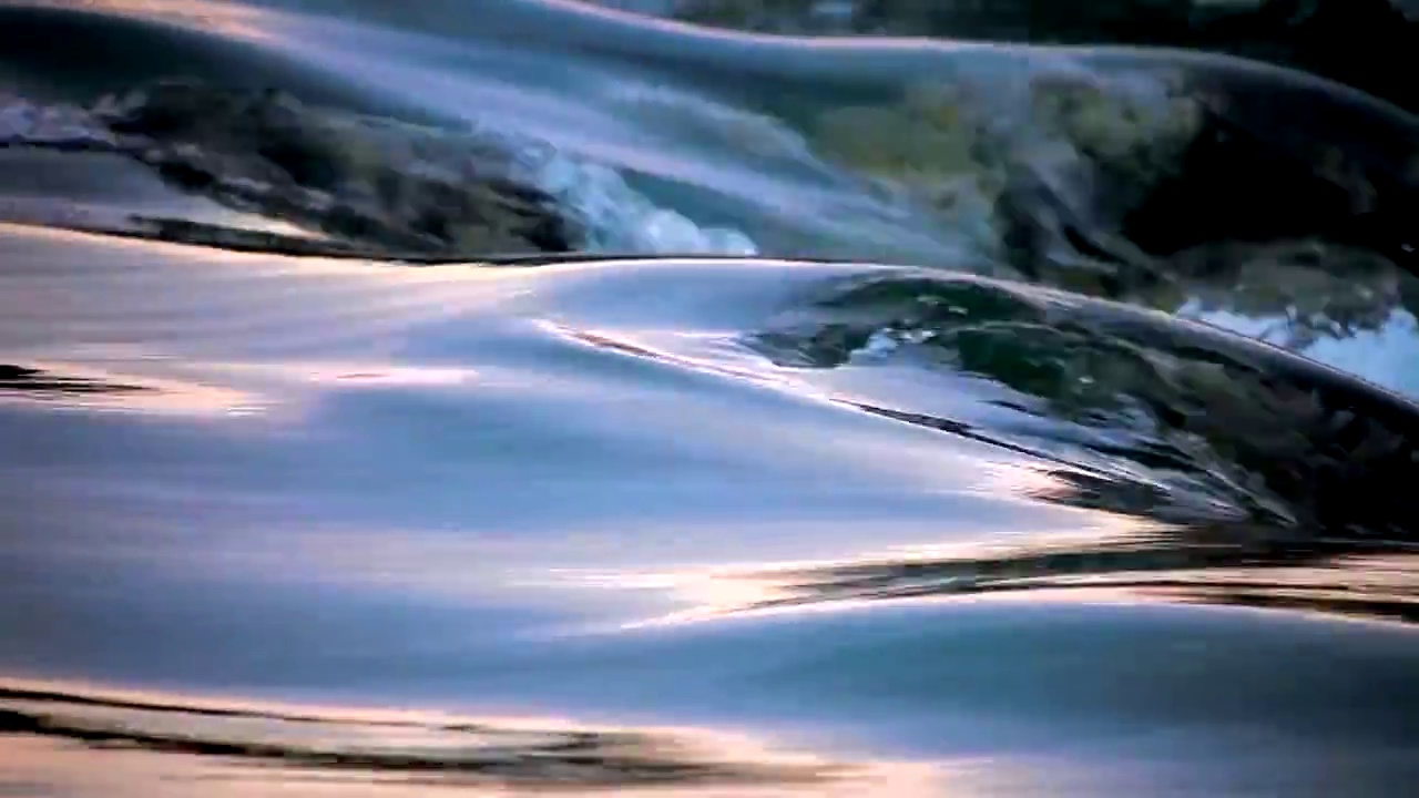 流水与波浪时间环抱视频下载