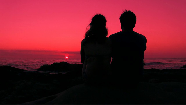 浪漫的夫妇由海洋- HD视频下载