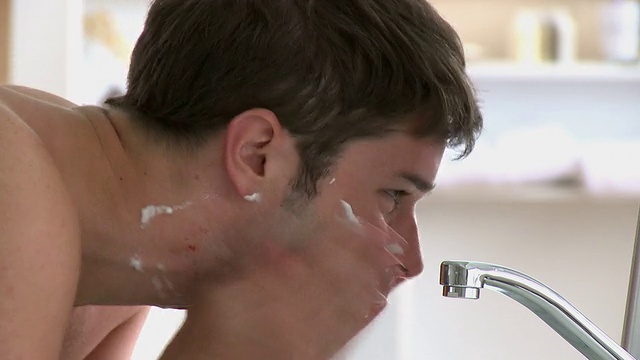 一个男人刮胡子的特写视频下载