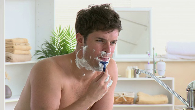在浴室里刮胡子的男人视频素材