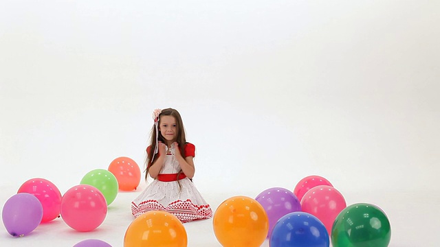 女孩是快乐的气球视频素材