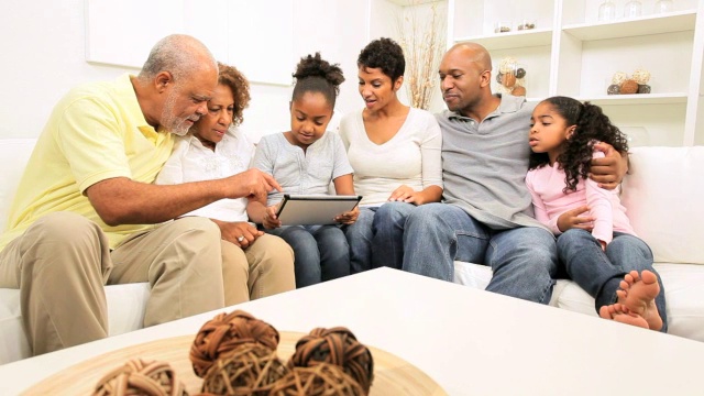 三代民族家庭无线平板电脑之家视频素材