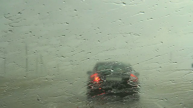 雨中追车视频素材
