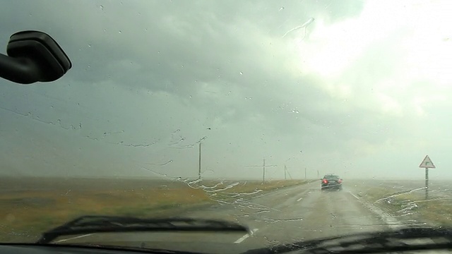 汽车前窗下的雨视频素材