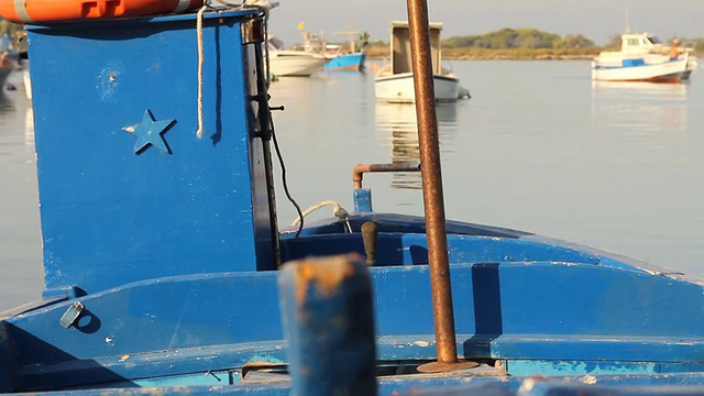 一艘停靠的蓝色渔船的特写镜头视频素材