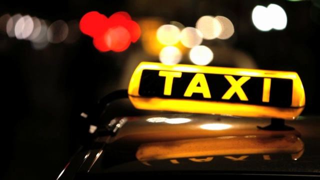 柏林出租车(出租车)驾驶与运动模糊和城市灯光视频购买