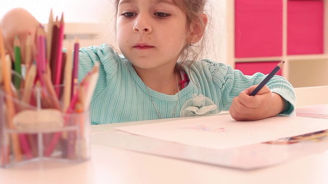 小女孩用蜡笔画画视频下载
