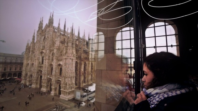 游客观看米兰大教堂视频下载