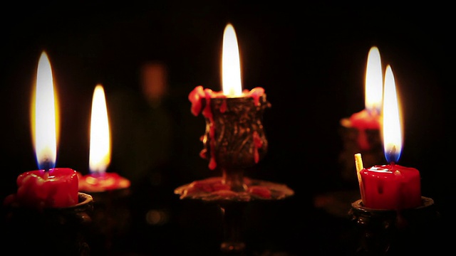 有五支蜡烛的烛台在完全黑暗中视频素材