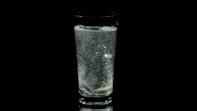 HD SLOW:药片溶解在一杯水中视频素材