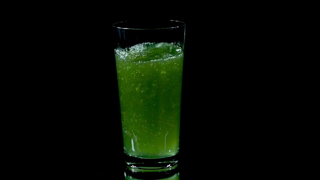 HD SLOW:由维生素片制成的绿色果汁，可饮用视频素材