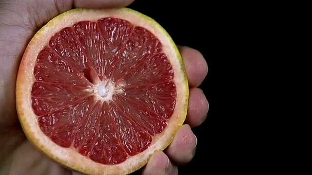 HD SLOW:男子挤葡萄柚的细节镜头视频下载