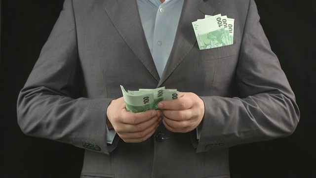 男性的手在数欧元。金钱，财富，投资，生意视频素材