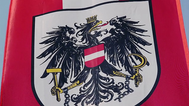 奥地利国旗上有盾形纹章，国徽飘扬视频下载