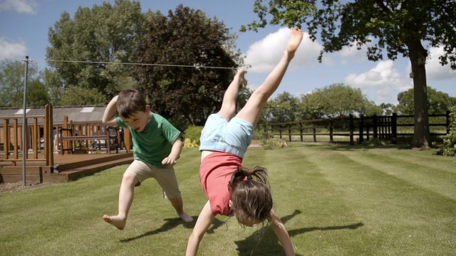 孩子们在花园里表演杂技视频下载