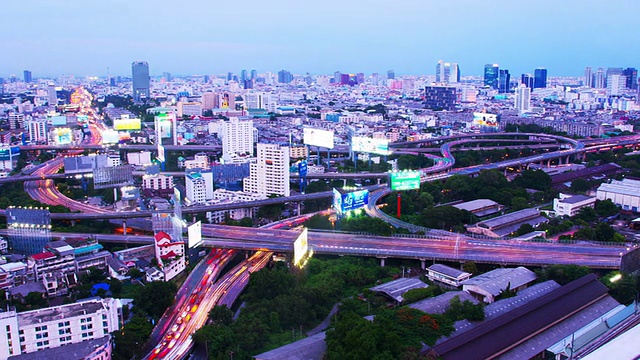 现代城市城市与高速公路交通在晚上，曼谷，泰国视频素材