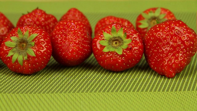 绿色背景上的草莓视频下载