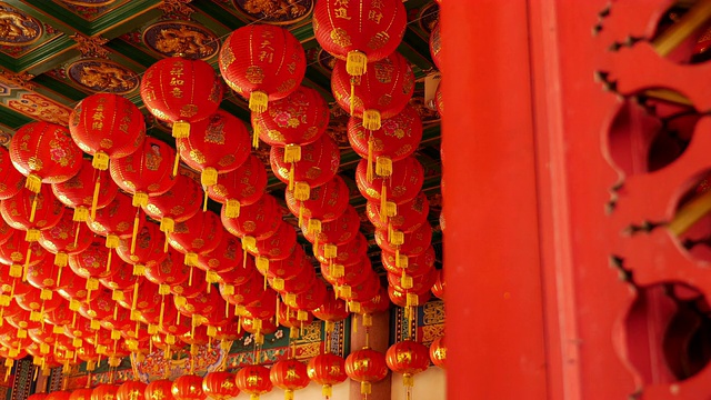 在中国新年庆祝活动中，门后挂着中国的纸灯笼视频素材