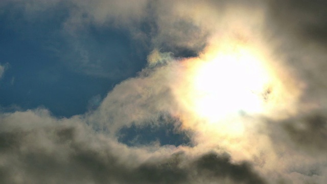 乌云随着太阳的升起而消散视频素材
