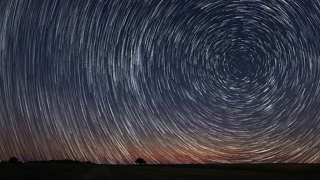 星星軌跡延時拍攝令人驚嘆的宇宙美麗的夜空視頻素材