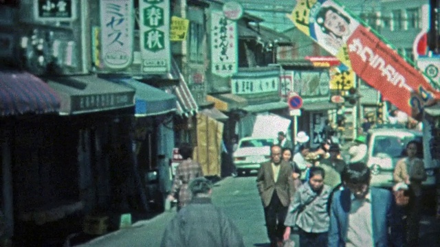 1972年:人们在日本露天市场和城市街道上购物。视频下载