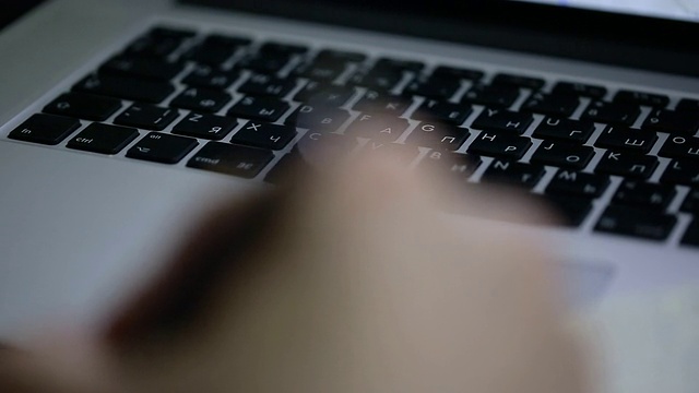 笔记本电脑键盘背景手写字母视频素材