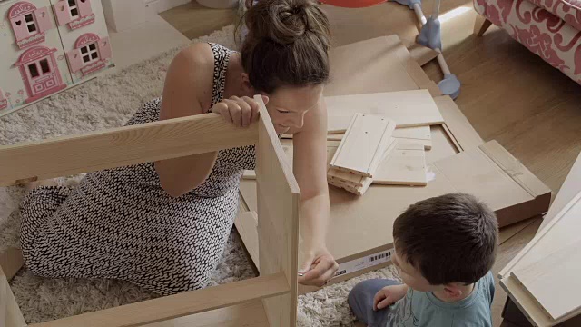 母亲和儿子组装Flatpack绘制DIY视频下载