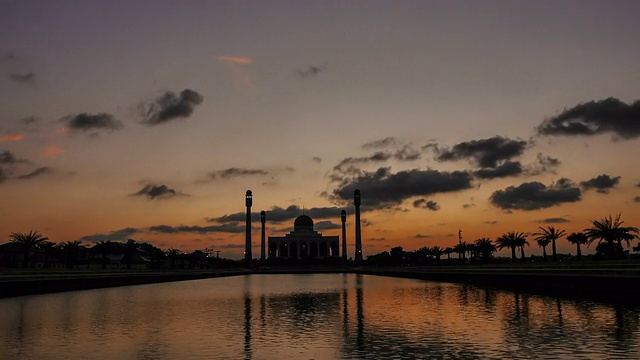 时光流逝，美丽的日落在清真寺视频素材
