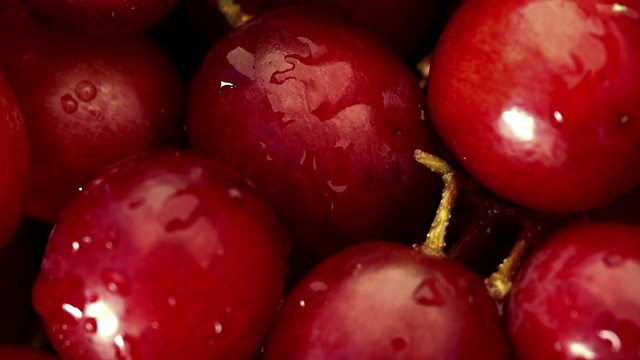 红葡萄和水滴的特写慢动作视频下载