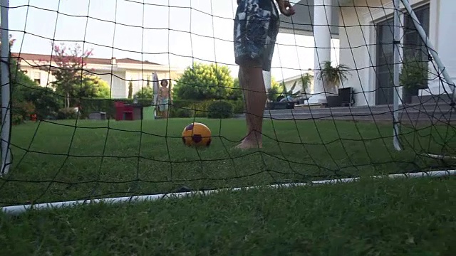 兄弟们在花园踢足球视频下载