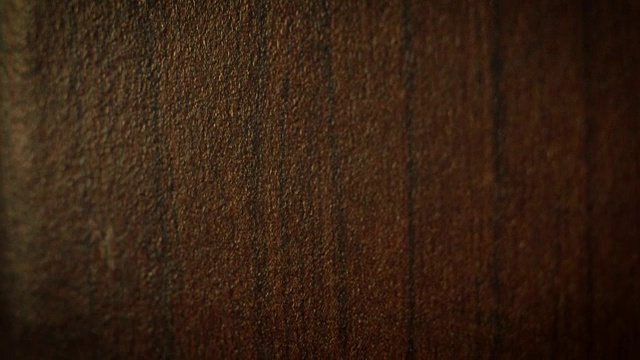 一个美丽的木制表面纹理的滑动宏镜头视频素材
