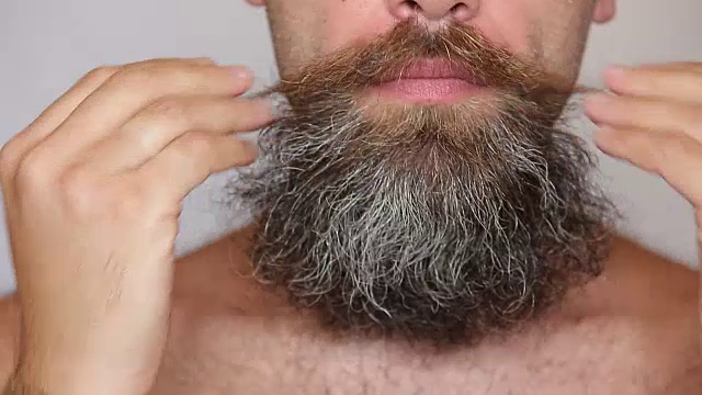 一个赤膊男子的极端近距离照顾他茂盛的胡子和小胡子视频下载