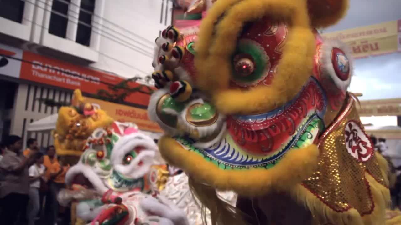 中国舞狮游行视频下载
