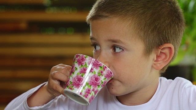 喝酸奶和吃东西的孩子视频下载