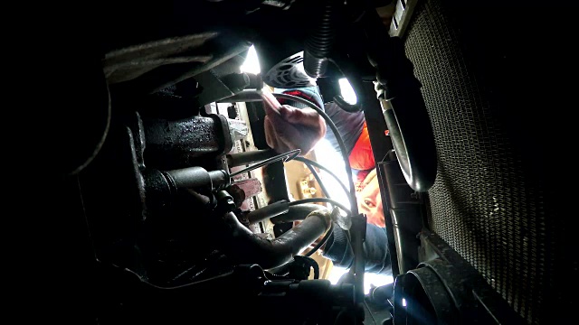 man机械师汽车修理故障发动机转动钥匙底部视图高清视频素材