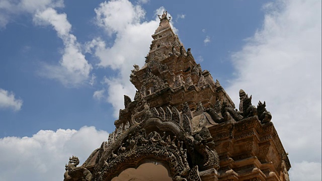 泰国南邦琅佛寺的门饰视频素材