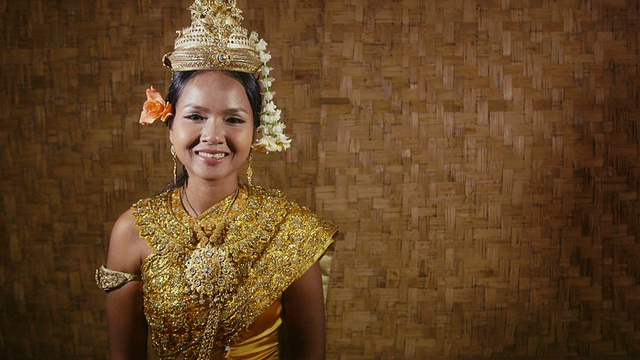亚洲女舞者，展示传统的柬埔寨舞蹈，高棉艺术视频素材