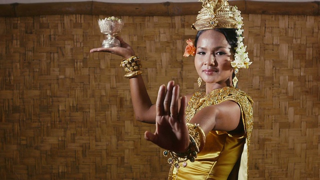 亚洲女舞者，展示传统的柬埔寨舞蹈，高棉艺术视频素材