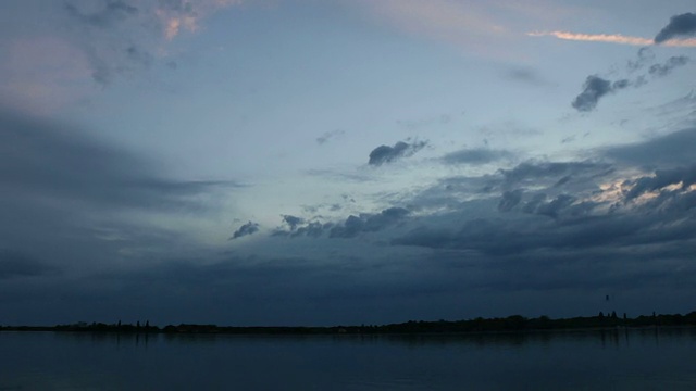 湖上移动的云视频下载
