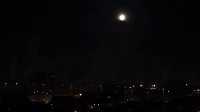 夜晚城镇的满月天空视频素材