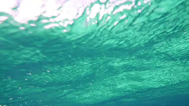 水下多浪的海面视频下载