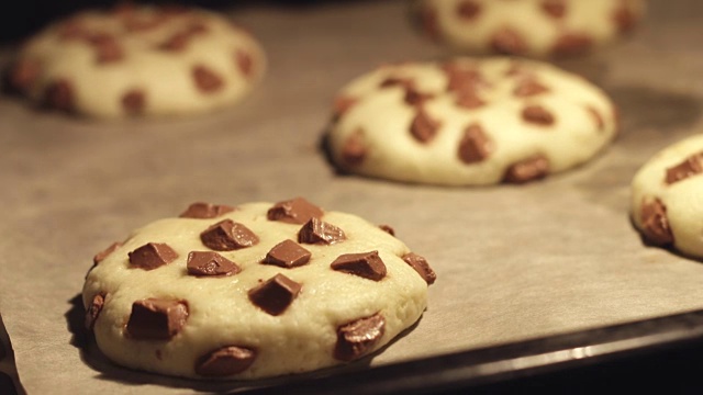 时间流逝-在烤箱中烘焙巧克力饼干视频下载
