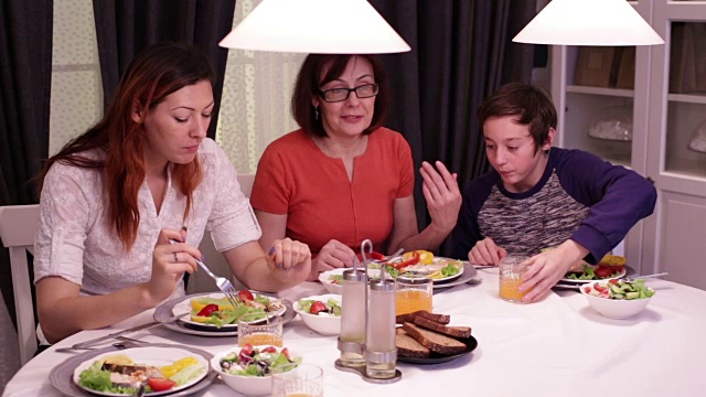 幸福的家庭午餐视频素材