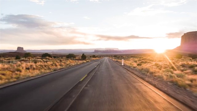 驾驶美国:壮观的日落驾驶拍摄沿着孤独的道路在美国沙漠视频下载