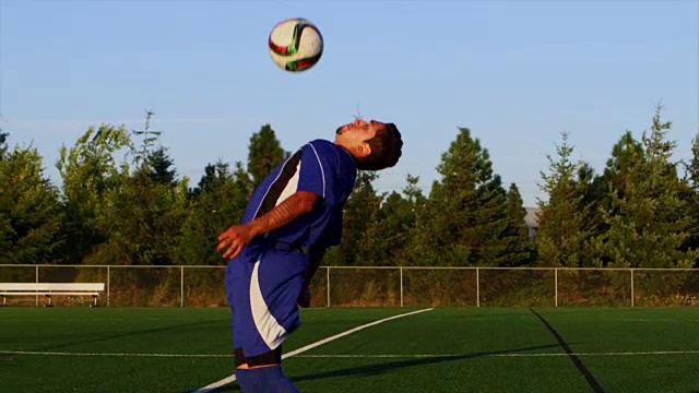 一个足球运动员在日落时踢自行车视频下载
